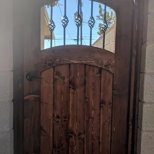 Arched top and arched middle rail with metal basket detail.