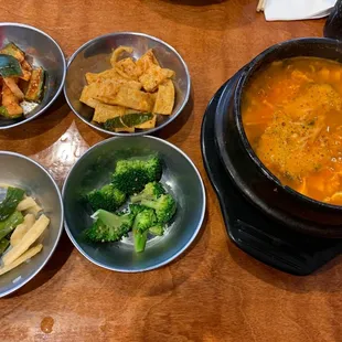 Side dishes and soft tofu stew