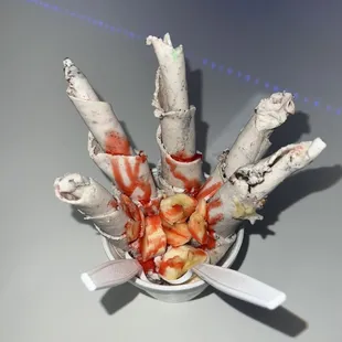 3 toppings inside; Twix, strawberry, and mint oreo.  2 toppings on top; banana &amp; strawberry drizzle