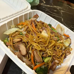 Yakisoba with chicken ~~ also yum!