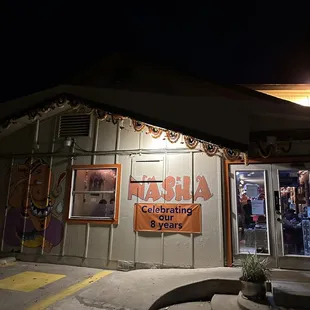 the front of a restaurant at night