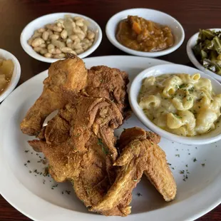 a plate of fried chicken, macaroni, and cheese