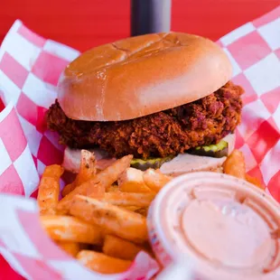 food, chicken wings and fried chicken