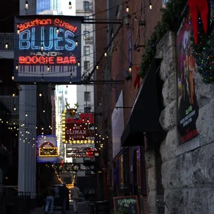 Printer&apos;s Alley- A place that&apos;s been popular with locals and musicians since the 1940s.