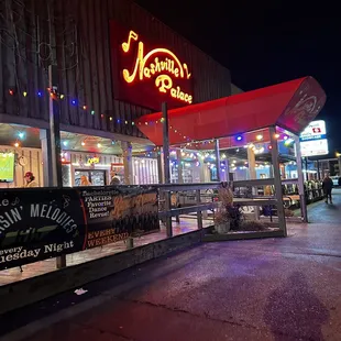 the outside of the restaurant at night