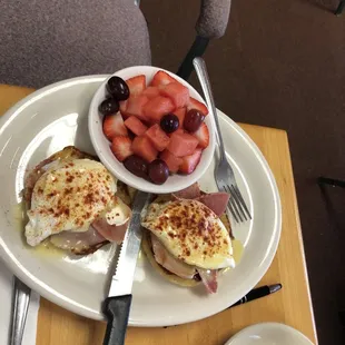 Eggs Benedict with fresh fruit, delicious!!