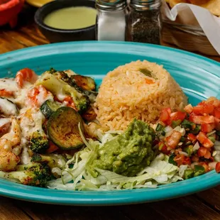 Pechuga Sabrosa Chicken breast covered w/vegetables and M. Jack cheese served w/rice, charro beans, pico de gallo, guacamole &amp; 3 tortillas.