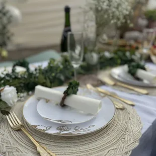 Table setting perfect for luxury picnics or micro weddings