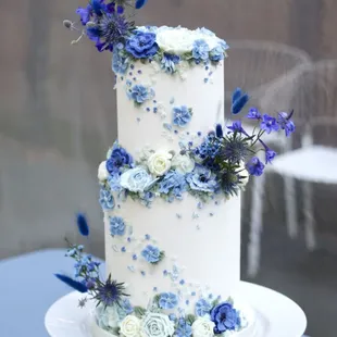 Buttercream piped flowers and real flowers wedding cake