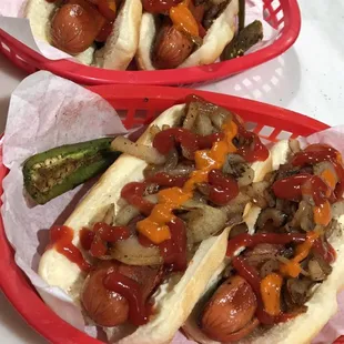 Are original hot dog come with onion,mustard,ketchup,are home made sauce and jalapeños