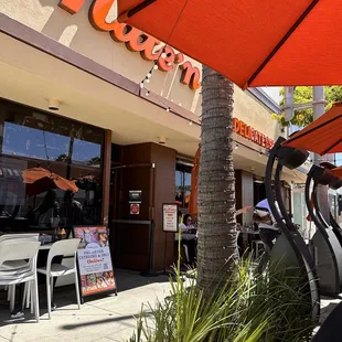 the outside of a restaurant