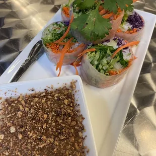 Spring Rolls with dipping sauce and peanut ($7)