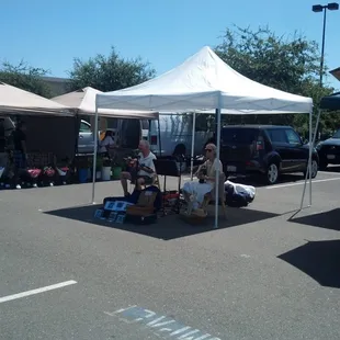 Shalalalala...brown eyed girl!  Hehe  love the acoustic live music rockin' Van Morrison!