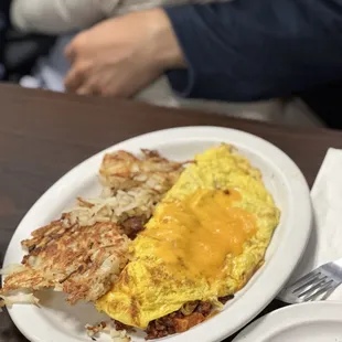 an omelet and hash browns