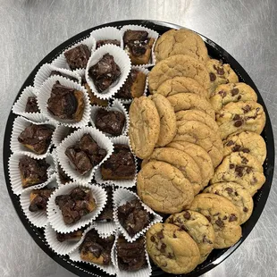 Chocolate chip, snickerdoodle and fudge brownie.