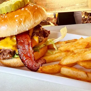 Smashcan Burger with bacon, lettuce, tomato