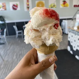 Strawberry cheesecake scoop