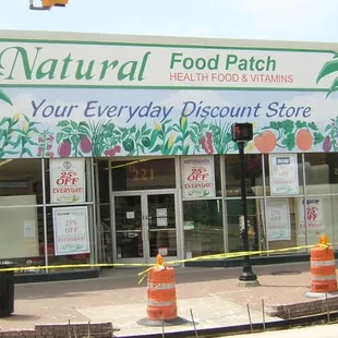 a storefront with a sign that says your everyday discount store