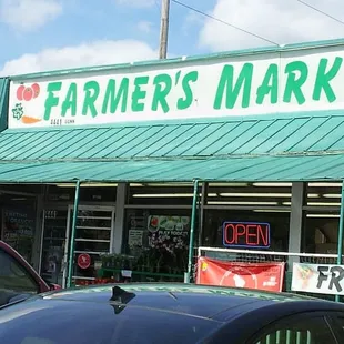 The sign says "Farmer's Market", but the business name is "Natural Market".