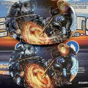 Tray with magnetic cover