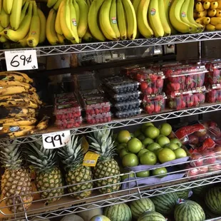 Many fresh fruits ...