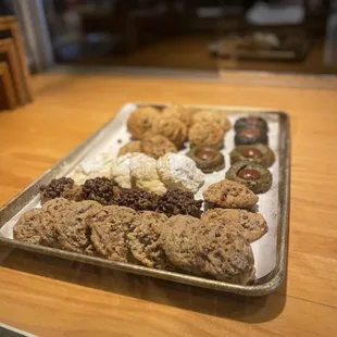 Fresh vegan and non vegan desserts.