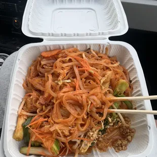 Pad thai with tofu