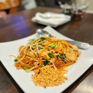 Pad Thai w/Chicken (Pretty good) | www.moniquedao.com