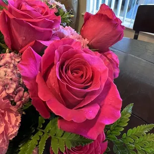 Full bloom roses delivered. Held together in a net. Looks more like a carnation.