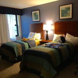 Kids room (2 twins, dresser, closet, bathroom with tub/shower)