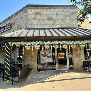 the outside of a restaurant