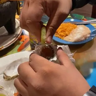 ostiones con salsa huichol y un poquito de limon