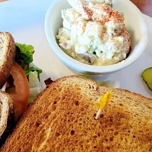 CLUB SANDWICH &amp; POTATO SALAD