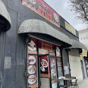 the outside of a restaurant