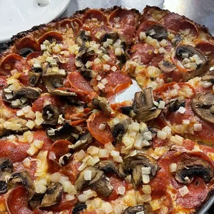10 inch build your own pepperoni, mushroom, and fresh white onions.