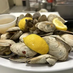 a plate of clams with lemon