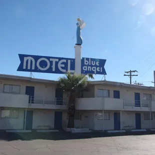 The way the statue looked at the motel in 2010.  The motel was torn down but the statue was saved.