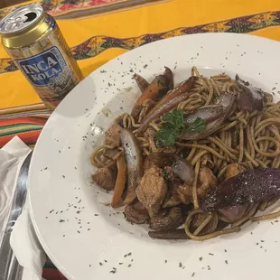 Tallarin Saltado De Pollo y Inka Kola Can