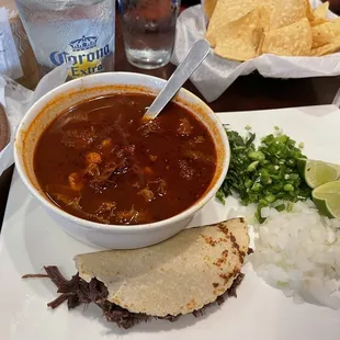 Menudo con un taquito de barbacoa