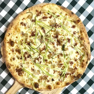Rotating Pizza Lab:

White sauce base with aged mozz, shaved asparagus, applewood smoked bacon, &amp; balsamic caramelized onion.