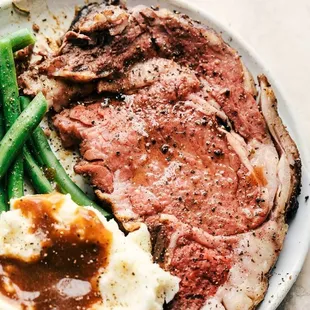 roast, mashed potatoes, and green beans