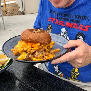 Mac n Cheetos Burger!