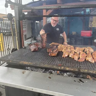 Awesome atmosphere! Delicious Rib's! Owner is that guy!