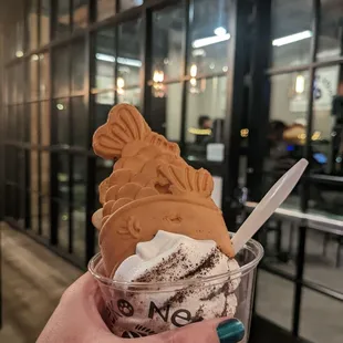 Vanilla ice cream with Oreo and Twix dust