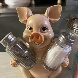 Awesome, pig salt and pepper shaker holder