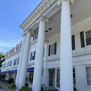 The front of the Nellie Frost Cafe next to Boone Tavern, on Berea College Square.
