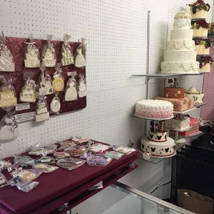 Amazing detail on the wedding cookies!