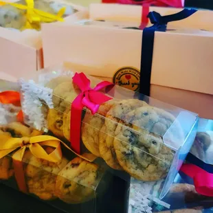 Pearl box (mini) and Gold box (regular dozen)