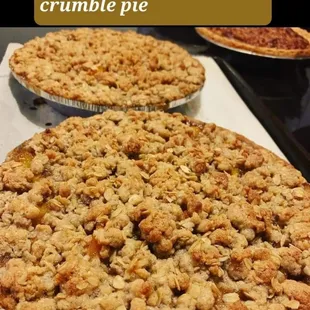 Peach cobbler crumble pie