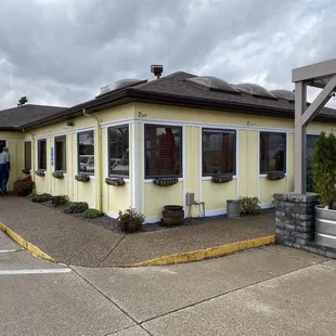 the outside of the restaurant